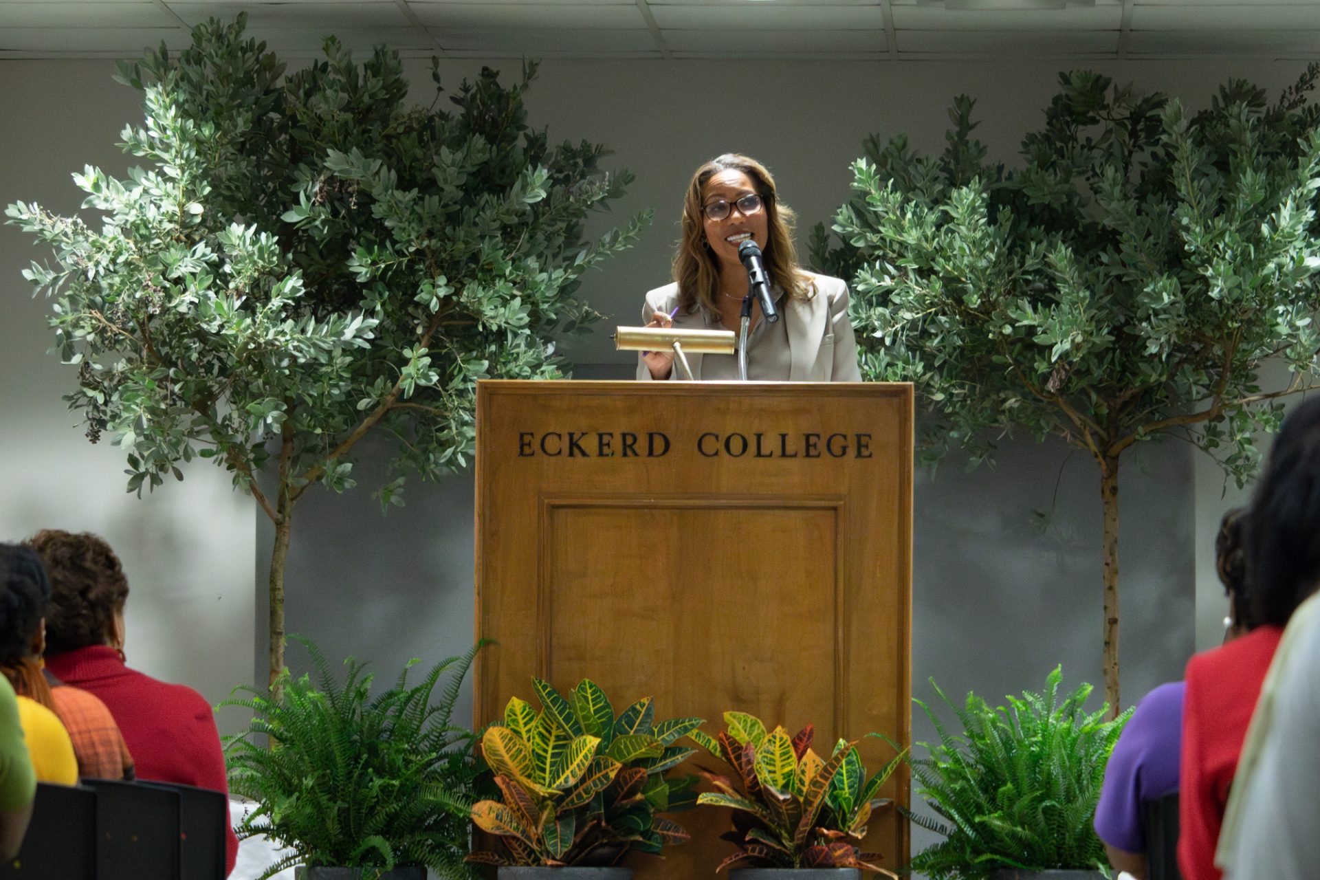 Dr. Roslyn Clark Artis stands at an 黄色短视频 Podium in front of a crowd in Fox Hall.